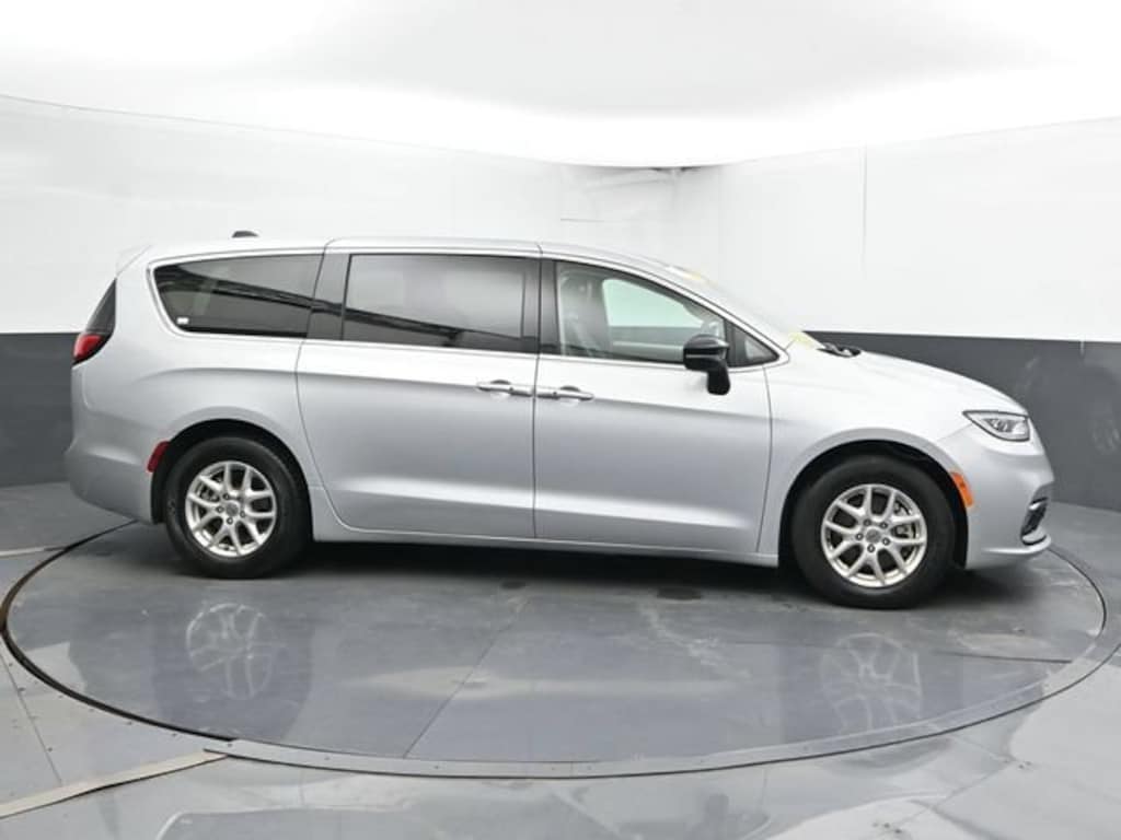 Used 2024 Chrysler Pacifica Touring L