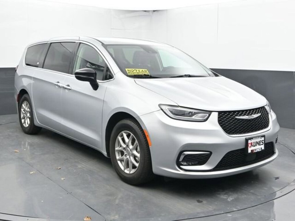 Used 2024 Chrysler Pacifica Touring L