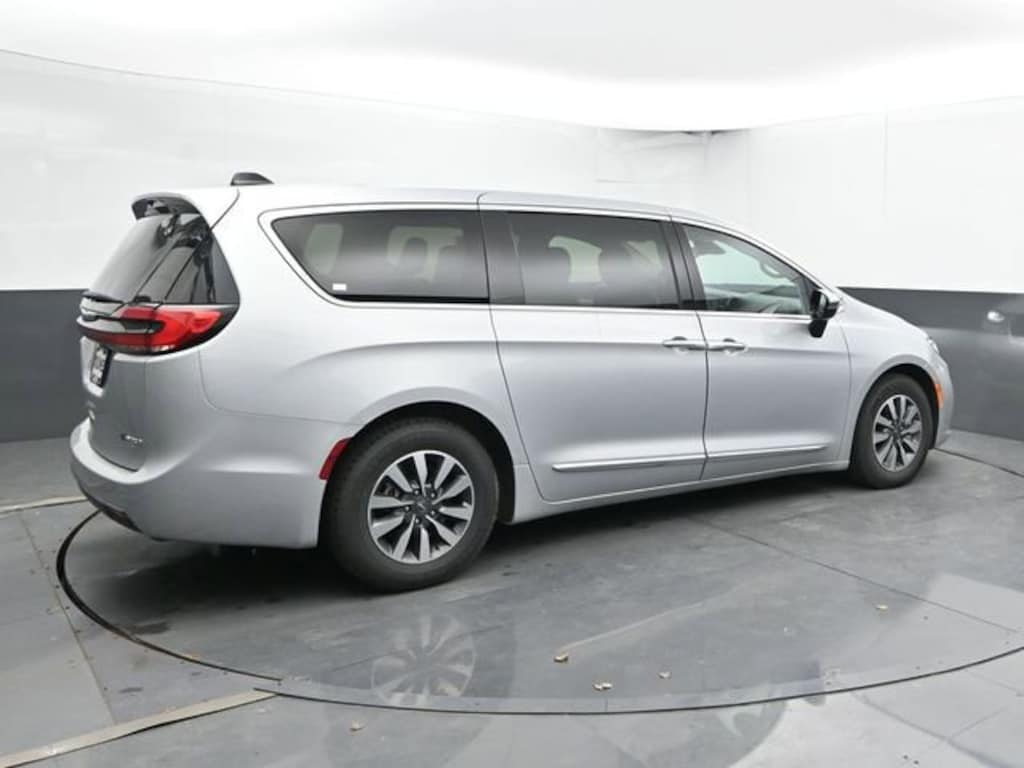 Used 2023 Chrysler Pacifica Hybrid Limited