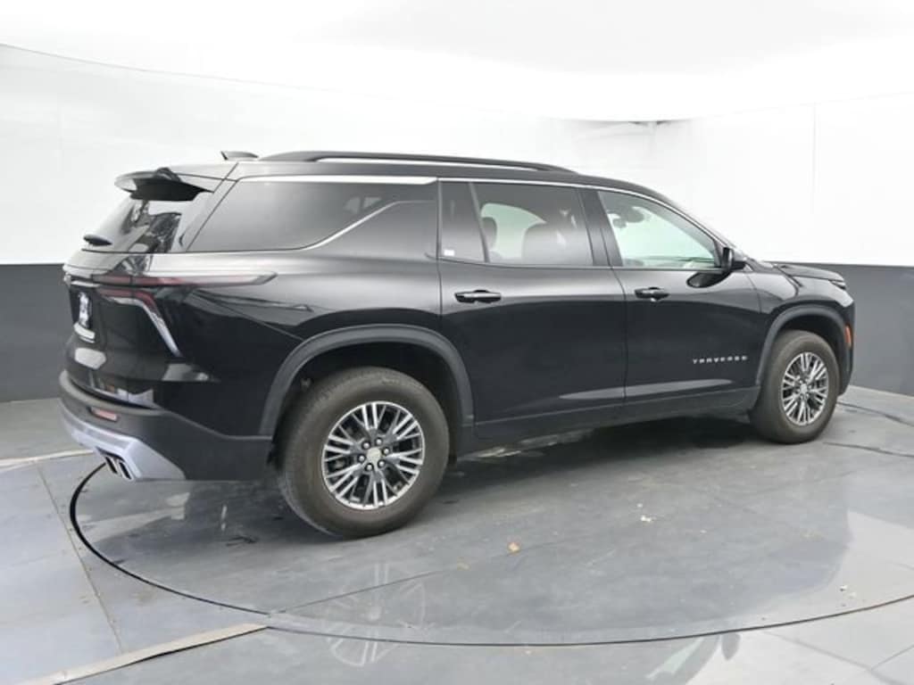 Used 2025 Chevrolet Traverse LT SUV