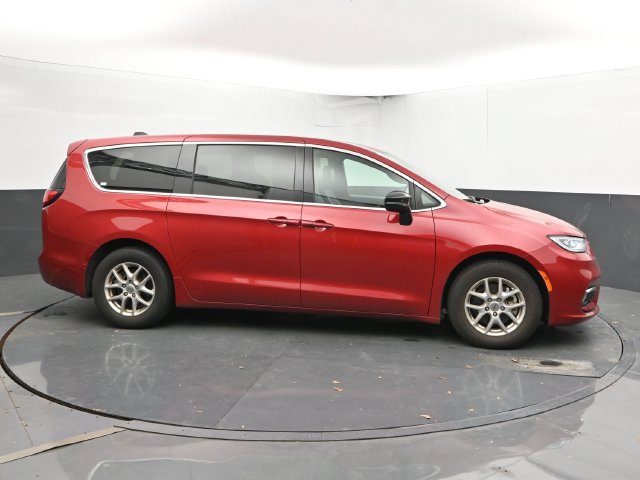 Used 2025 Chrysler Pacifica Select