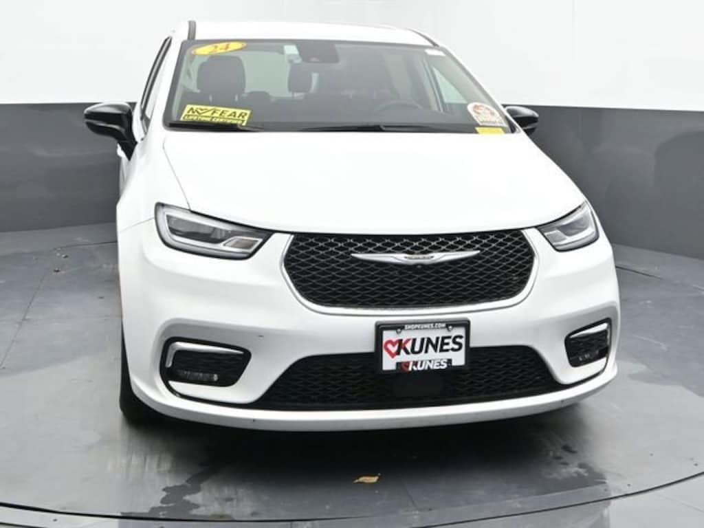 Used 2024 Chrysler Pacifica Touring L