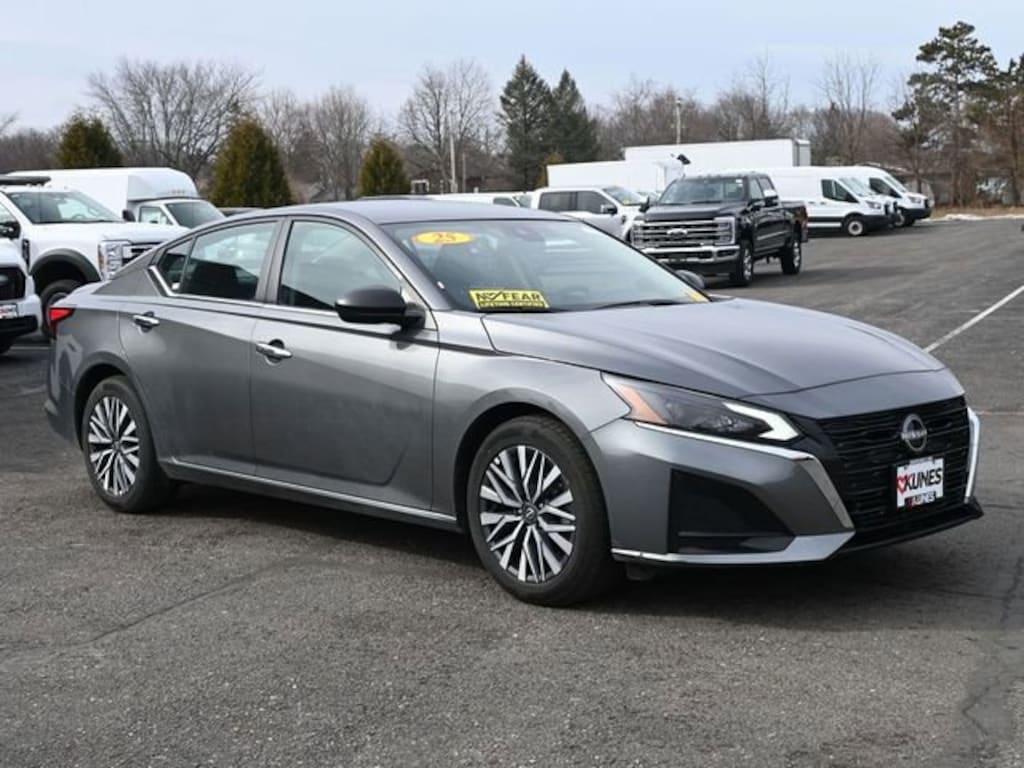 Used 2025 Nissan Altima SV