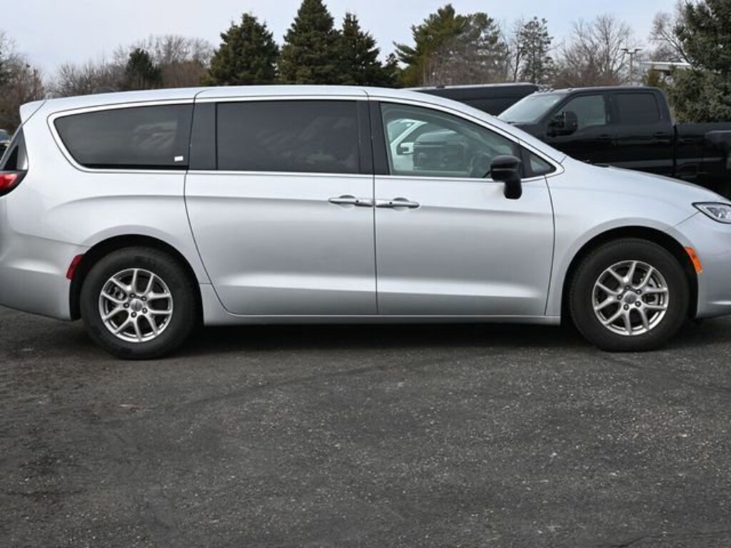 Used 2024 Chrysler Pacifica Touring L