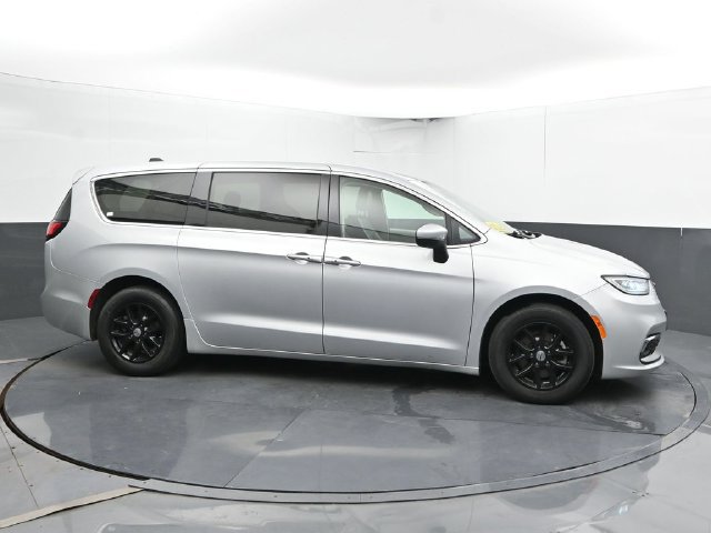 Used 2023 Chrysler Pacifica Touring L