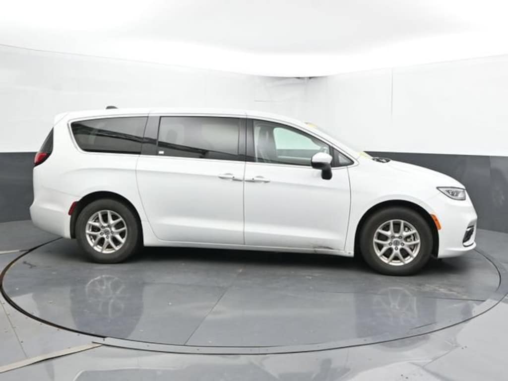 Used 2023 Chrysler Pacifica Touring L