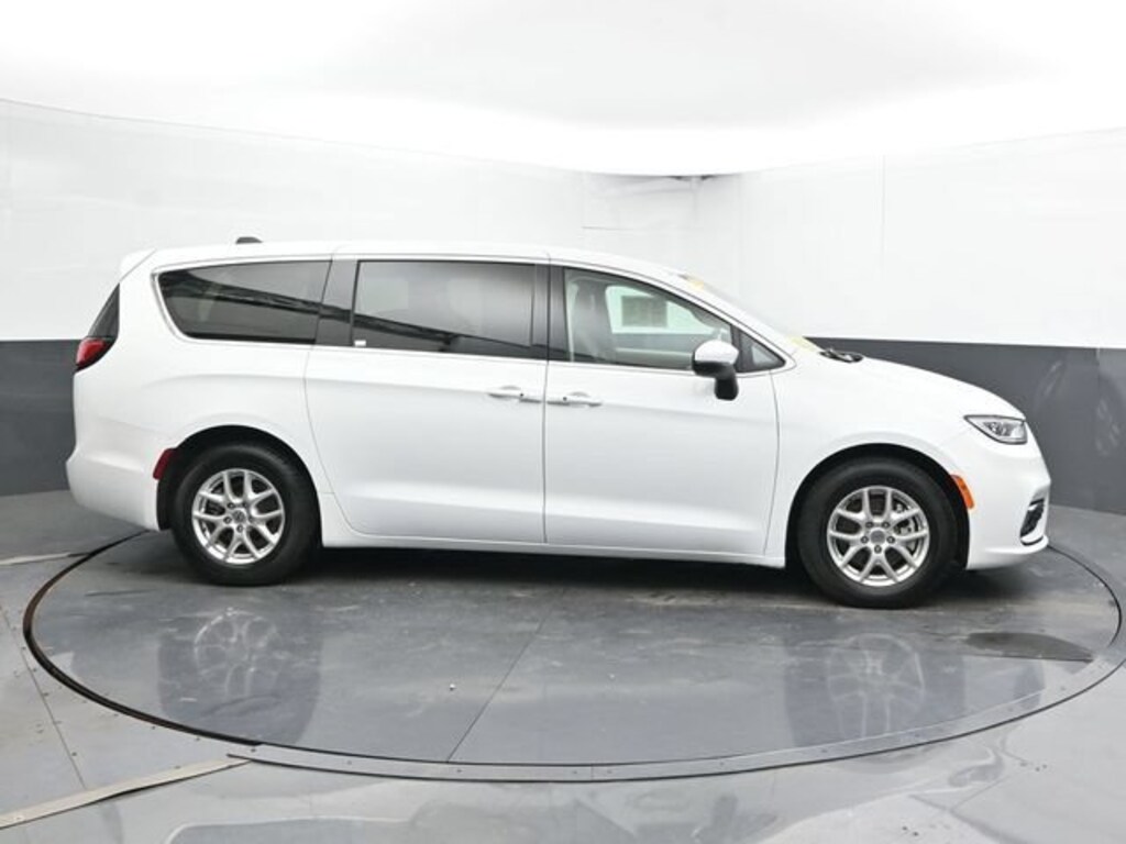 Used 2023 Chrysler Pacifica Touring L