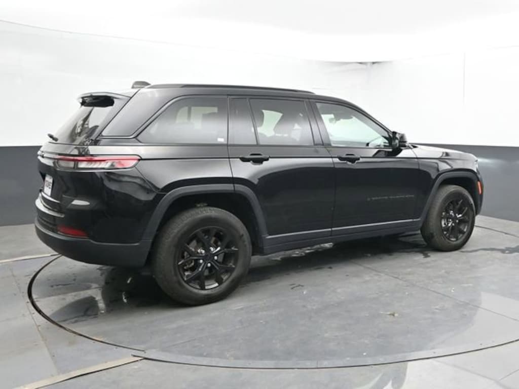 Used 2025 Jeep Grand Cherokee Altitude