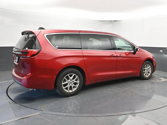 Used 2025 Chrysler Pacifica Select