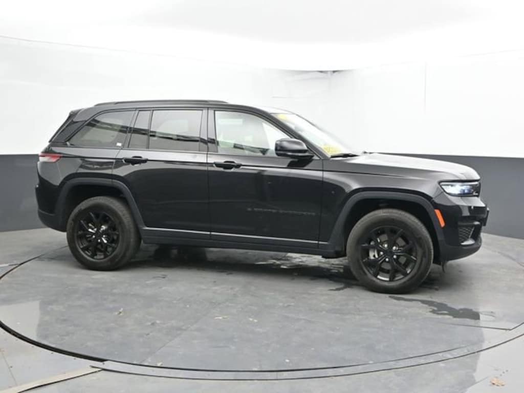 Used 2025 Jeep Grand Cherokee Altitude