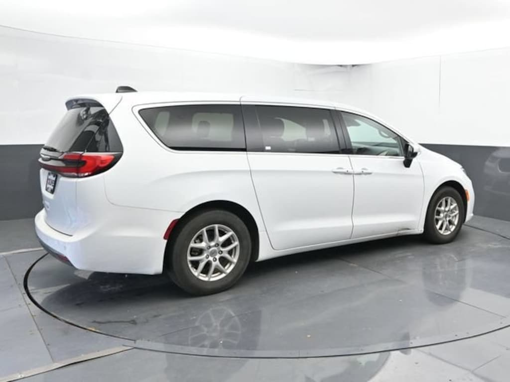 Used 2023 Chrysler Pacifica Touring L