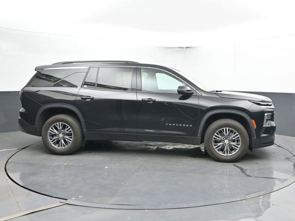 Used 2025 Chevrolet Traverse LT SUV