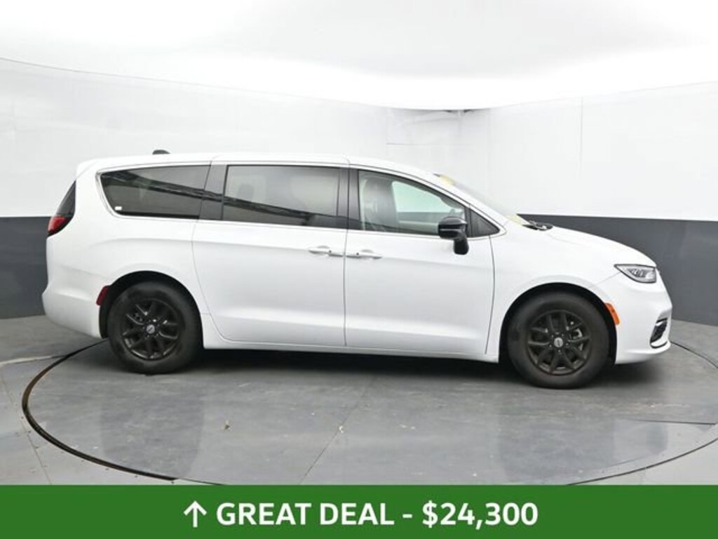 Used 2024 Chrysler Pacifica Touring L