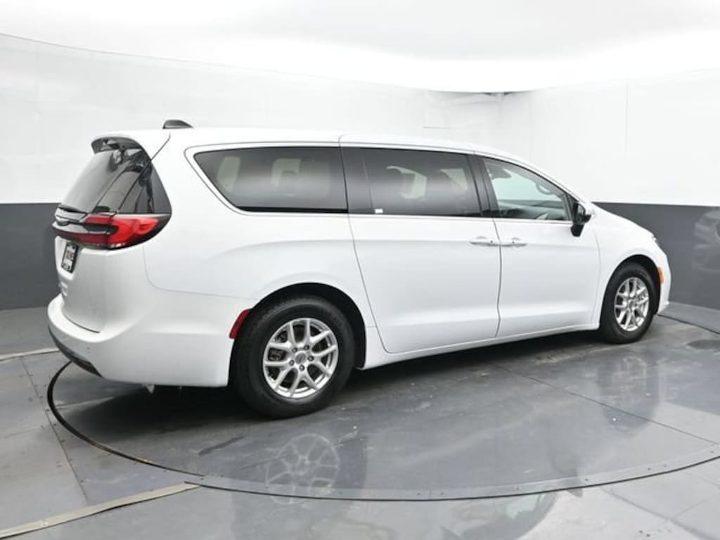 Used 2023 Chrysler Pacifica Touring L