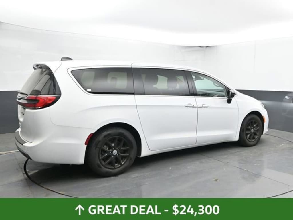 Used 2024 Chrysler Pacifica Touring L