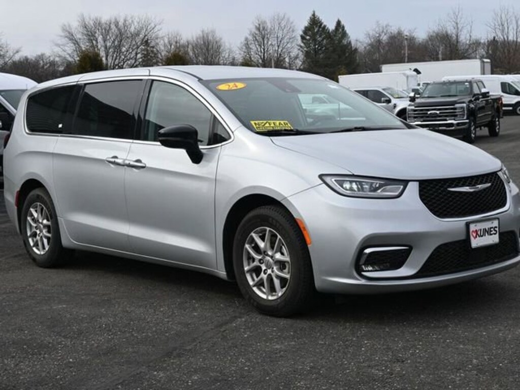 Used 2024 Chrysler Pacifica Touring L