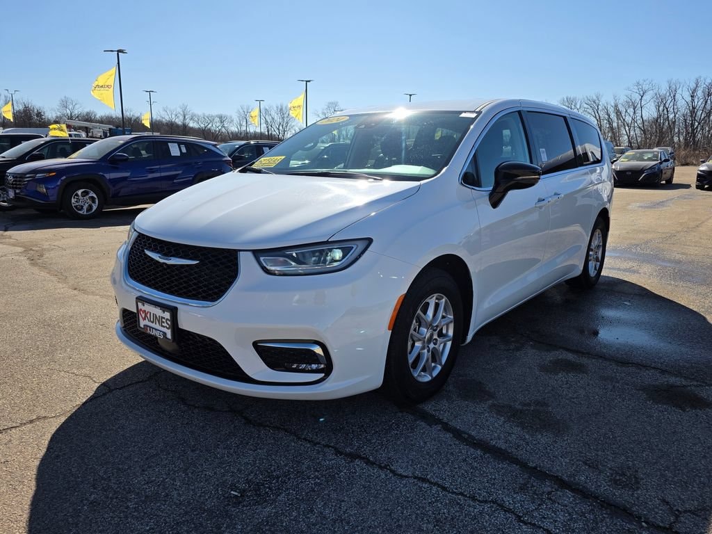 Used 2024 Chrysler Pacifica Touring L