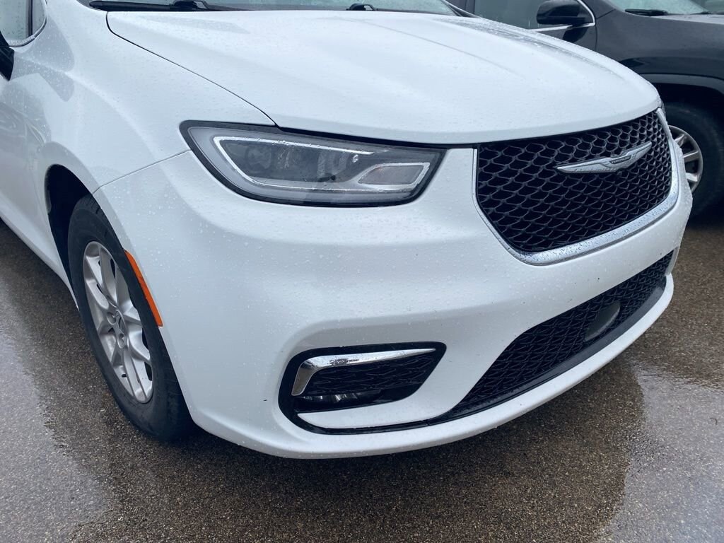 Used 2024 Chrysler Pacifica Touring L