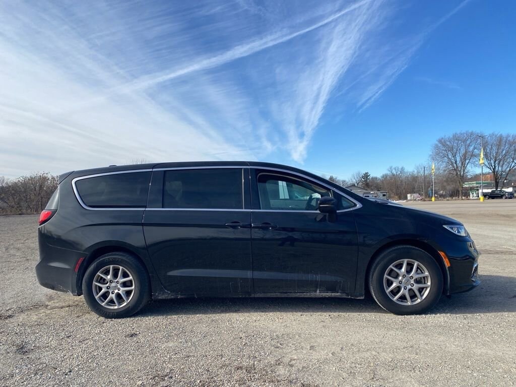 Used 2023 Chrysler Pacifica Touring L