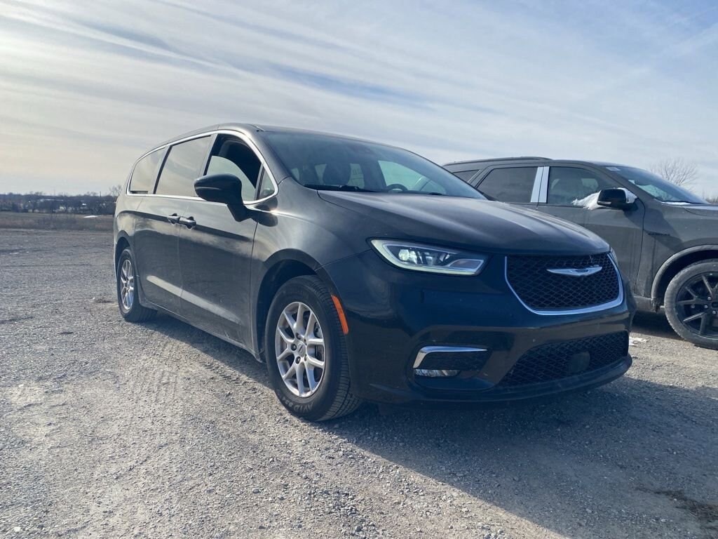 Used 2023 Chrysler Pacifica Touring L