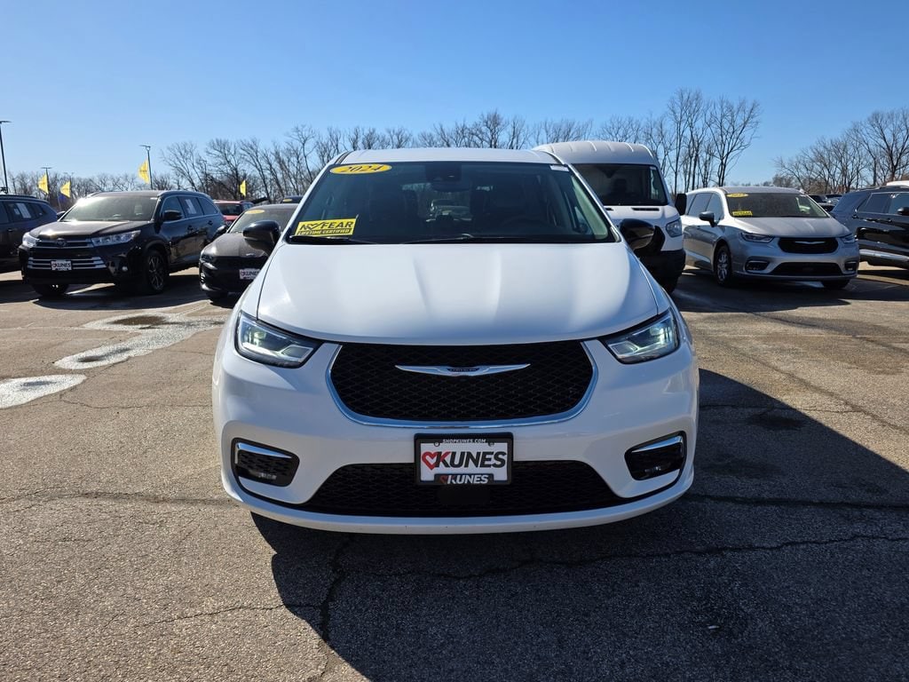 Used 2024 Chrysler Pacifica Touring L