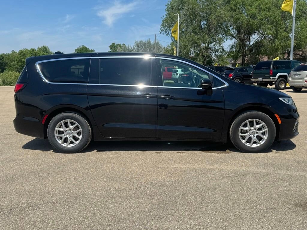 Used 2024 Chrysler Pacifica Touring L