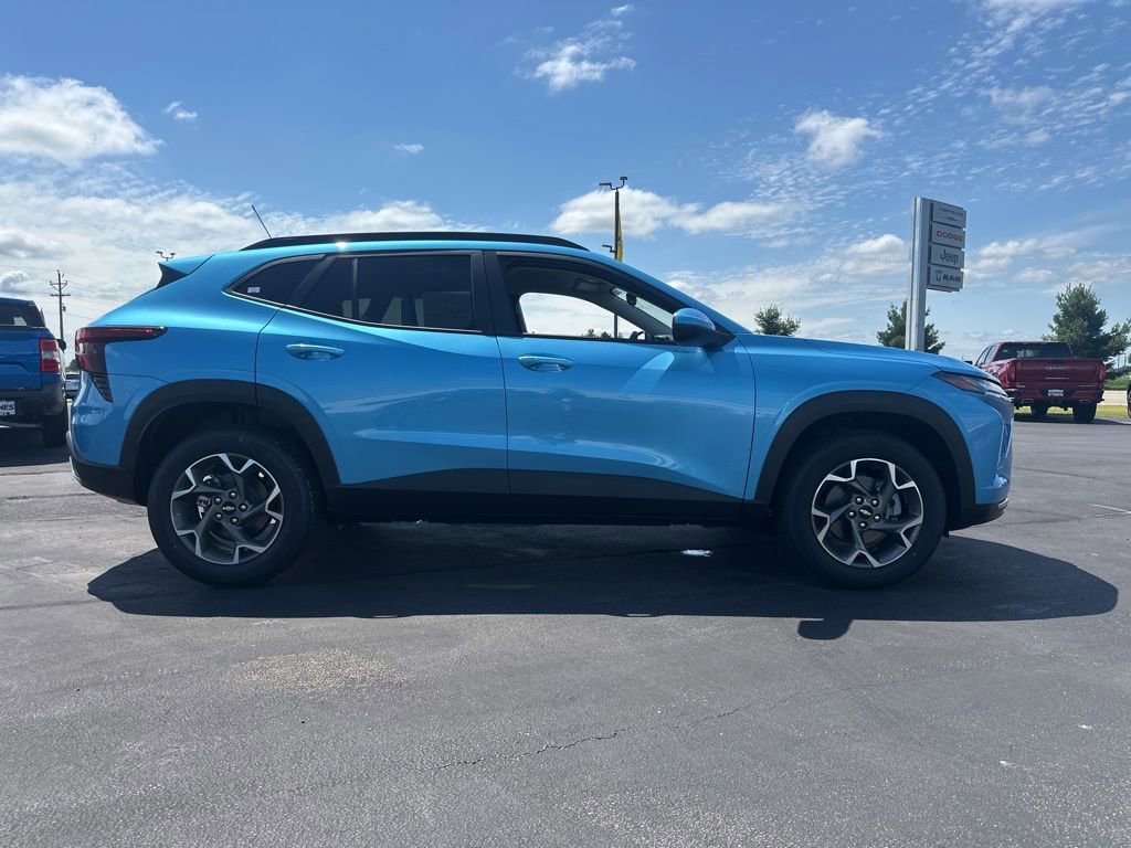 2025 Chevrolet Trax LT photo 2