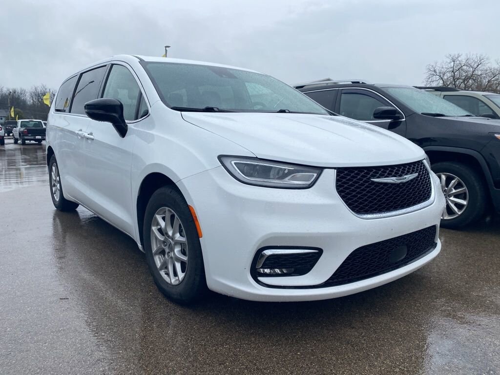 Used 2024 Chrysler Pacifica Touring L