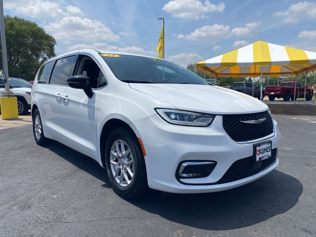 Used 2024 Chrysler Pacifica Touring L Minivan/Van