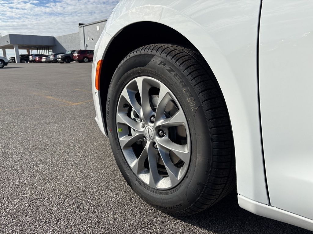 New 2026 Chrysler Pacifica Limited Passenger Van