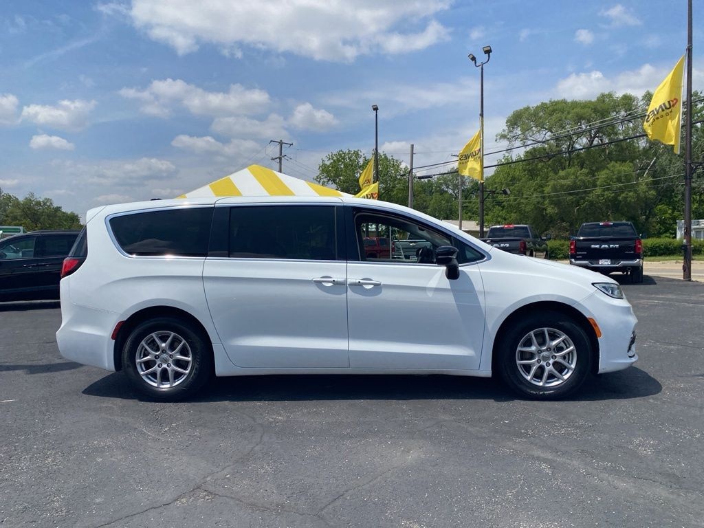 Used 2024 Chrysler Pacifica Touring L Minivan/Van