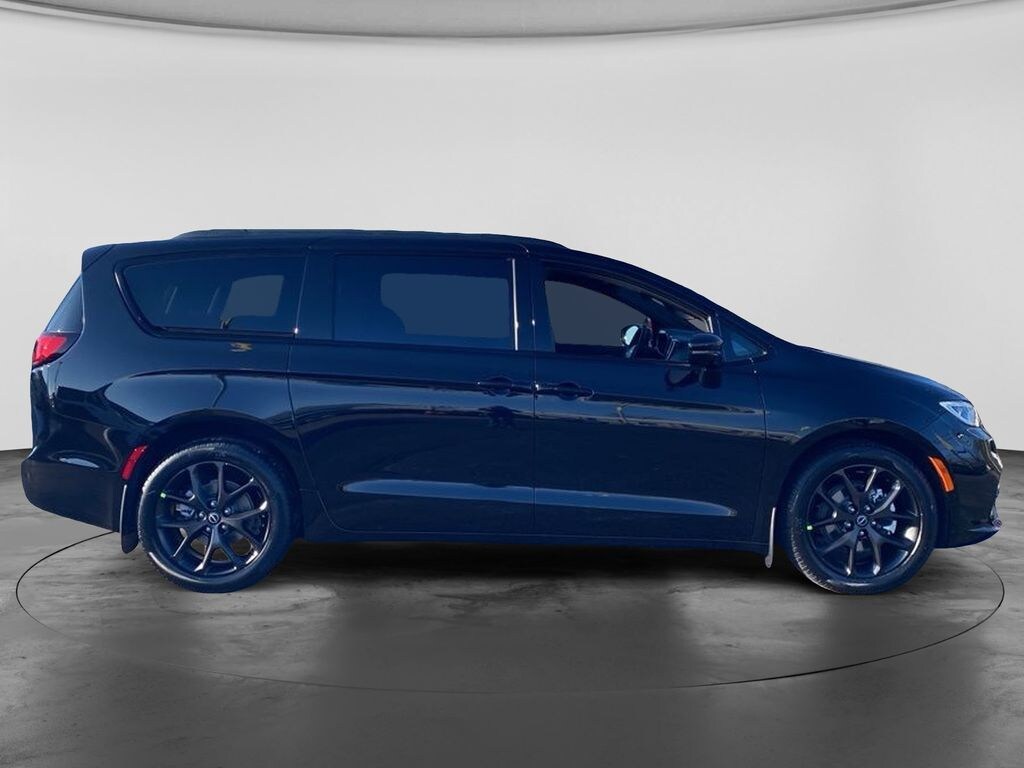 New 2026 Chrysler Pacifica Select Passenger Van