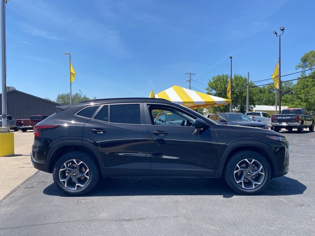 Used 2025 Chevrolet Trax LT SUV