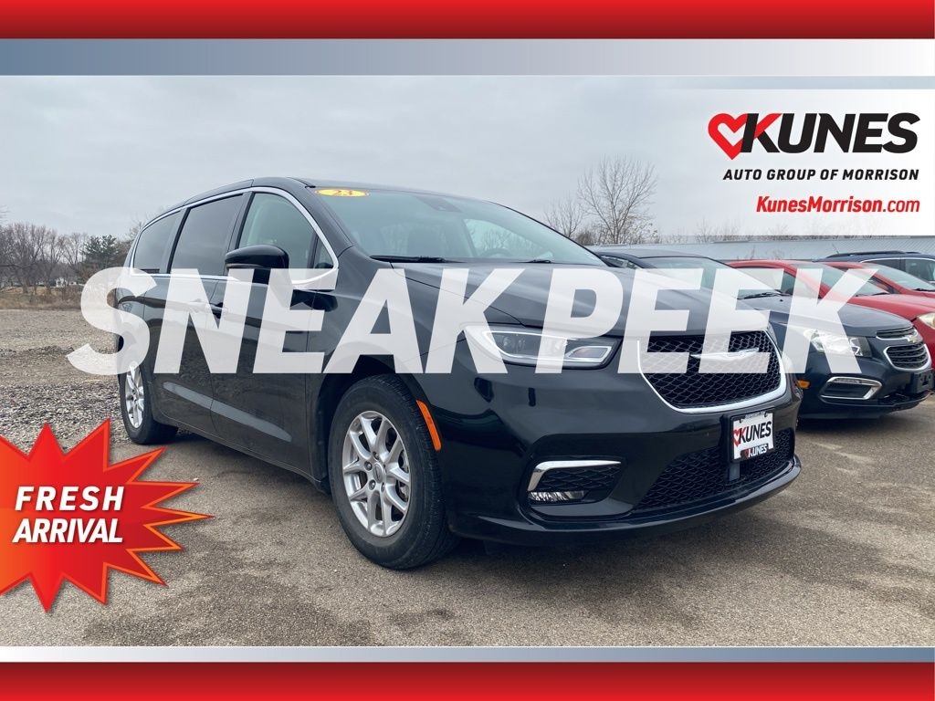 Used 2023 Chrysler Pacifica Touring L Minivan/Van