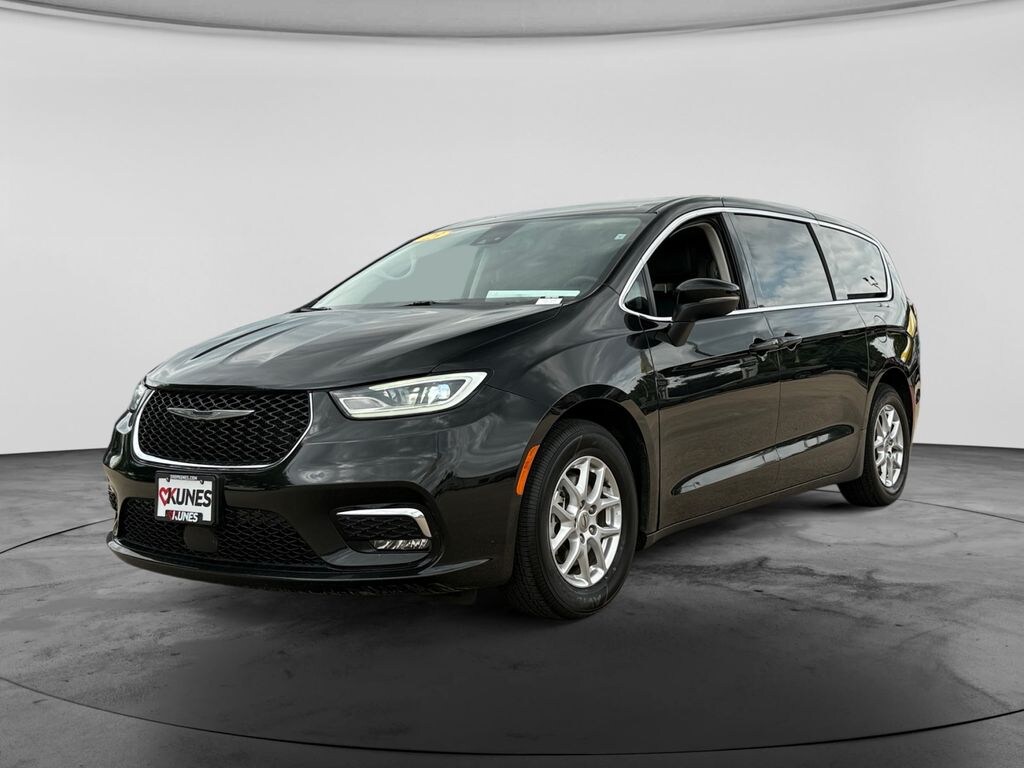 Used 2023 Chrysler Pacifica Touring L Minivan/Van