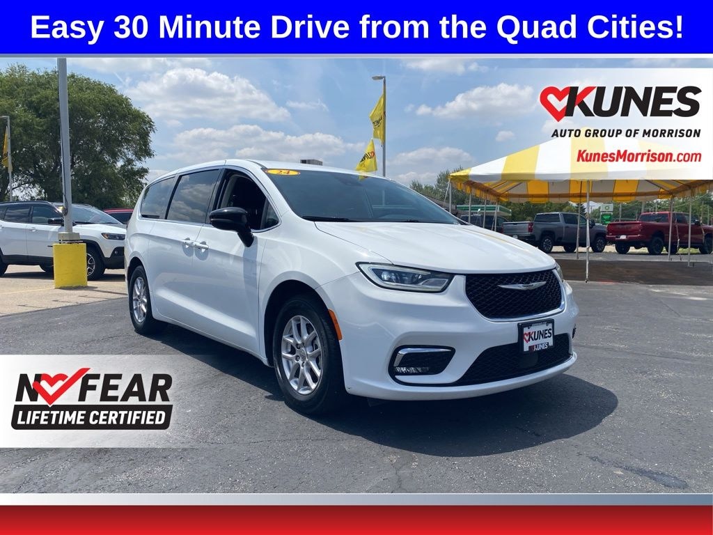 Used 2024 Chrysler Pacifica Touring L Minivan/Van