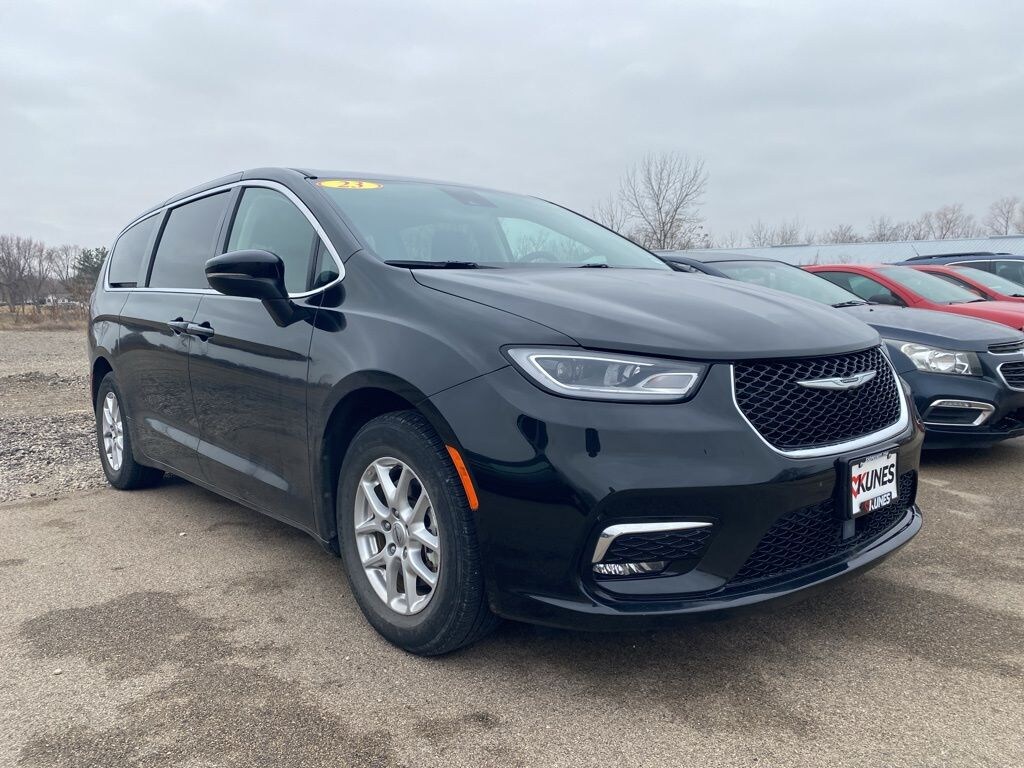 Used 2023 Chrysler Pacifica Touring L Minivan/Van