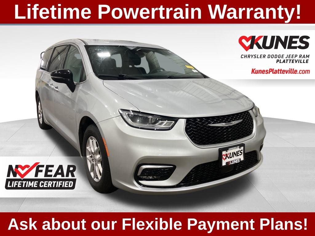 2024 Chrysler Pacifica Touring L's photo