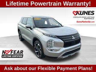 2024 Mitsubishi Outlander SE's photo