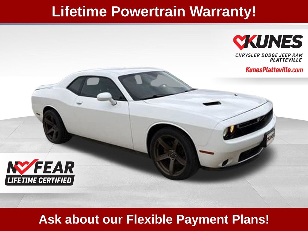 2019 Dodge Challenger SXT Auto's photo