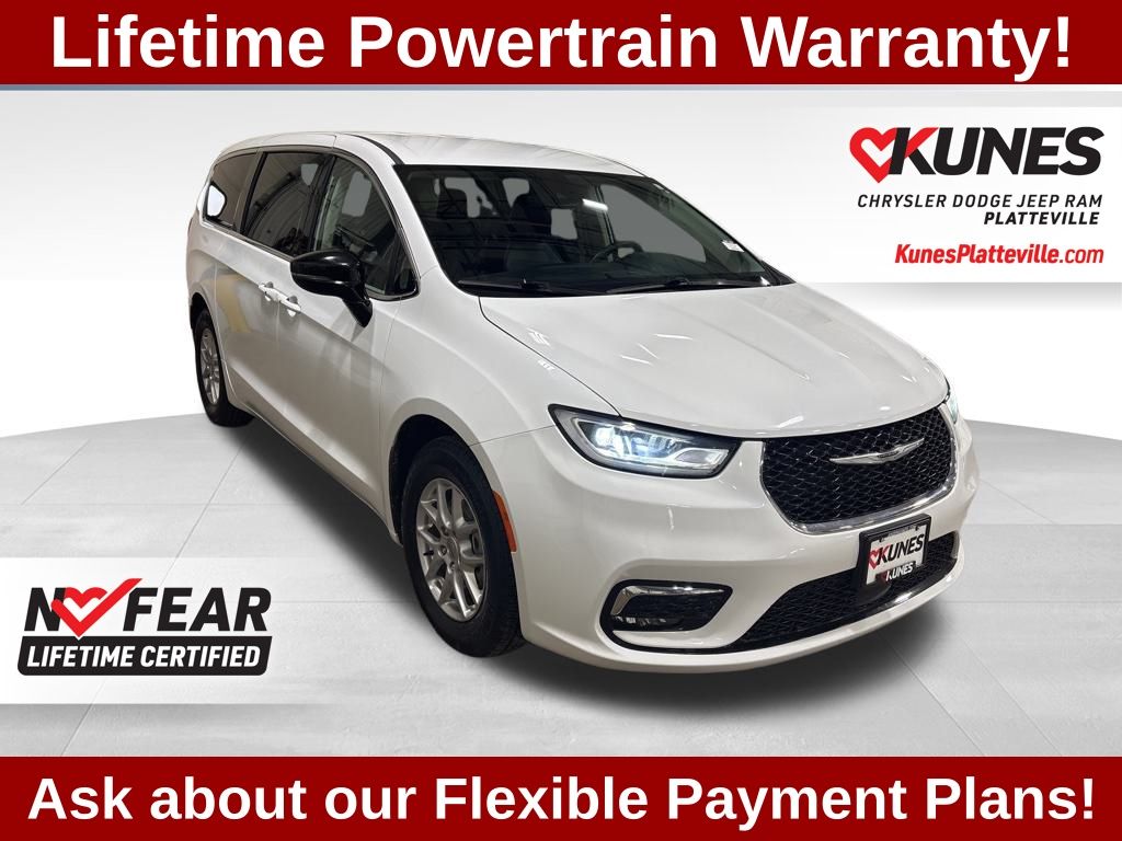 2024 Chrysler Pacifica Touring L's photo