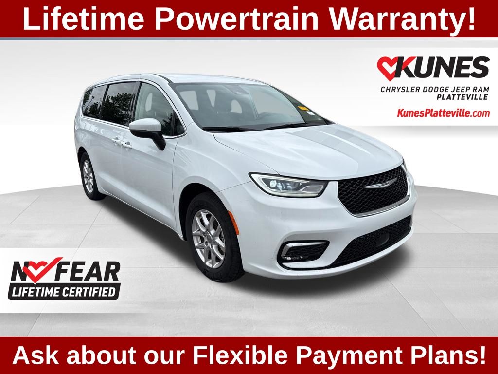 2023 Chrysler Pacifica Touring L's photo