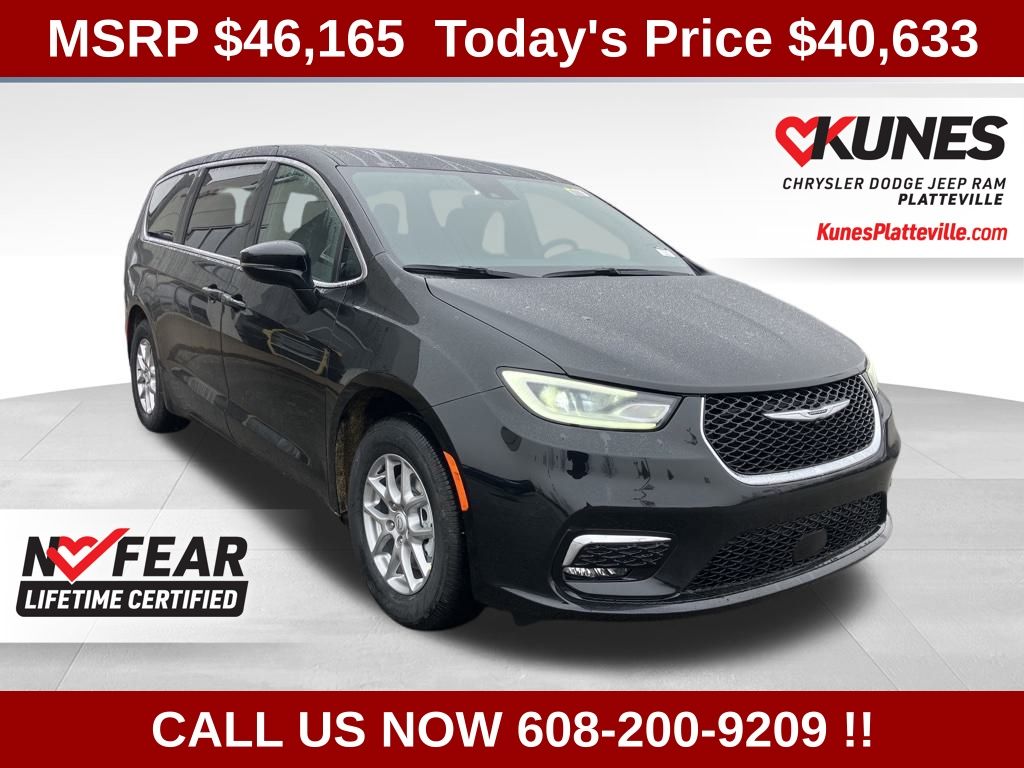 2026 Chrysler Pacifica Select's photo