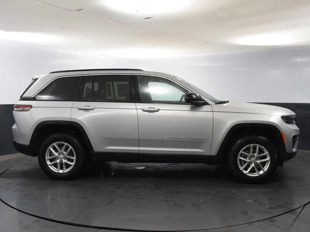 2025 Jeep Grand Cherokee Laredo photo 2
