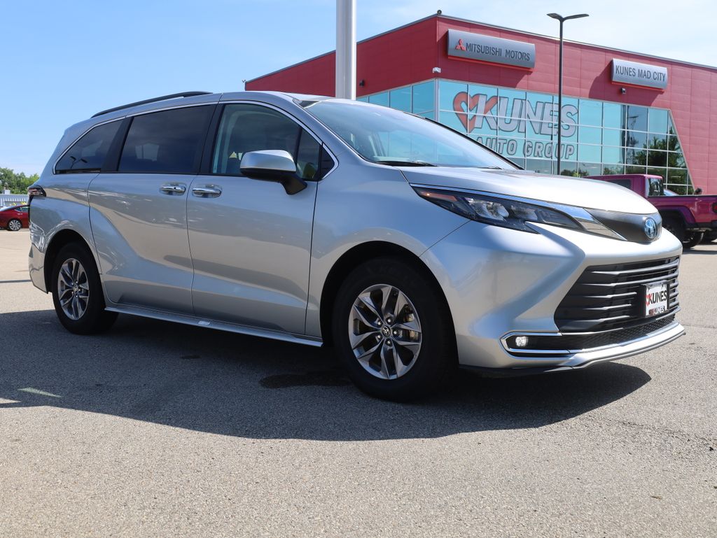 2024 Toyota Sienna XLE's photo