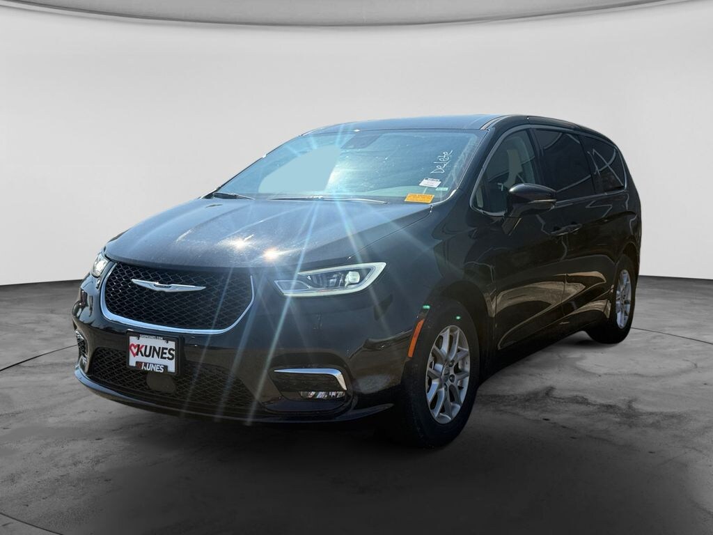 Used 2024 Chrysler Pacifica Touring L Minivan/Van