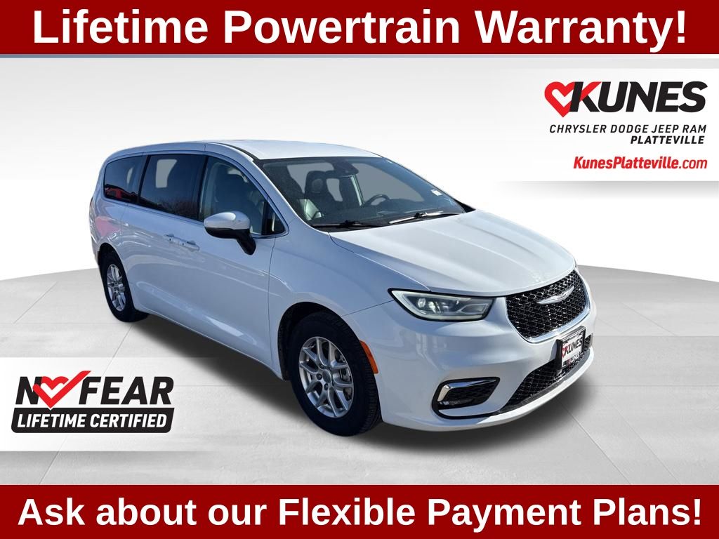2023 Chrysler Pacifica Touring L's photo