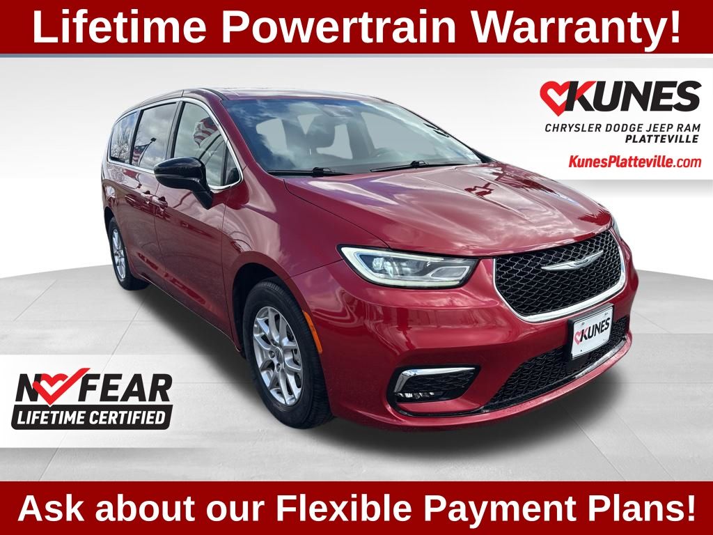 2025 Chrysler Pacifica Select's photo