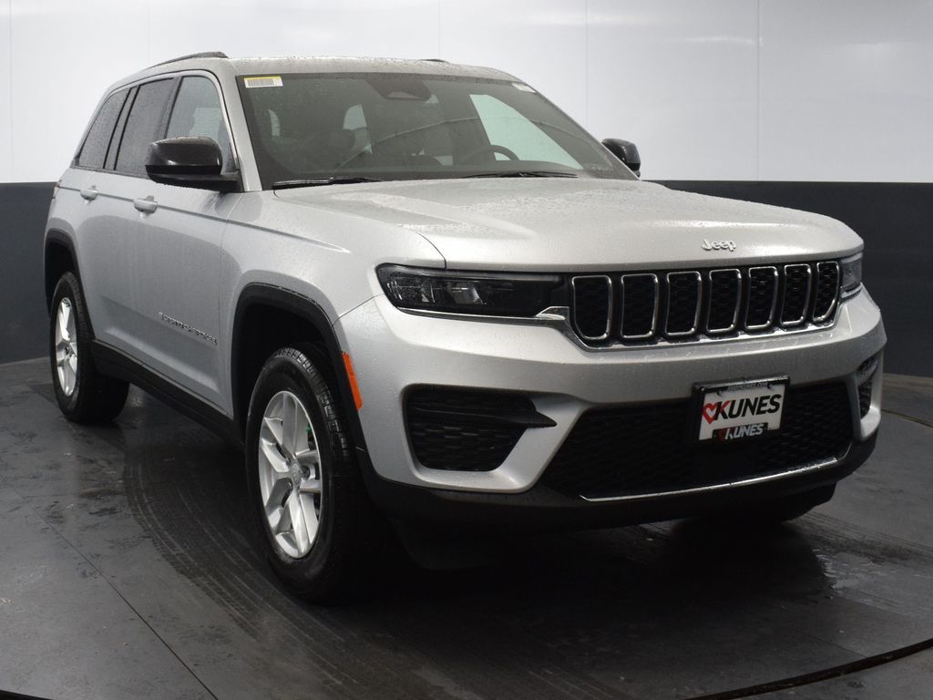 2025 Jeep Grand Cherokee Laredo photo 3