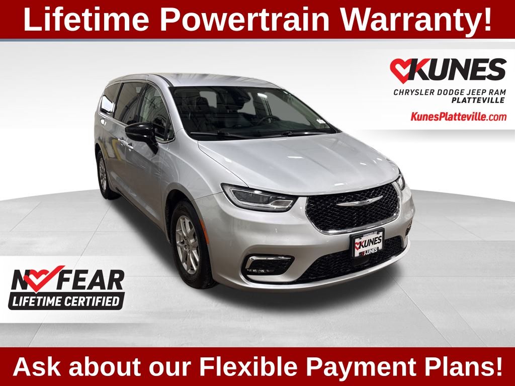 2024 Chrysler Pacifica Touring L's photo